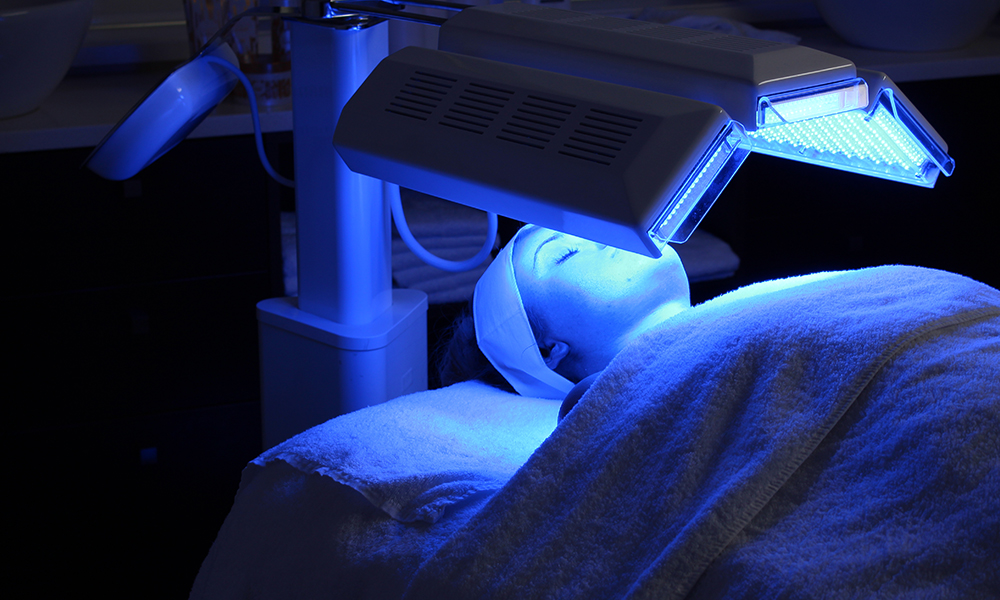 woman having LED treatment