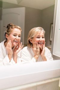 mother-daughter-looking-in-mirror
